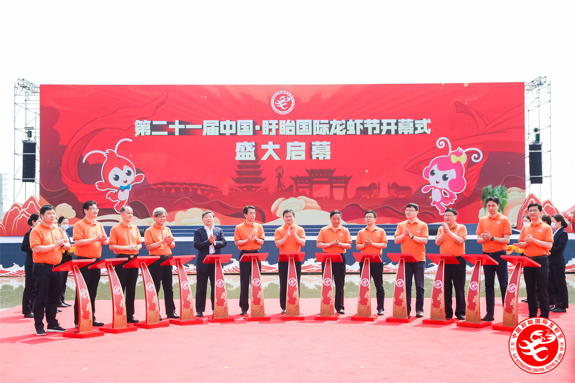 1621582636822279.jpg 領(lǐng)導(dǎo)嘉賓宣布開(kāi)幕_副本.jpg