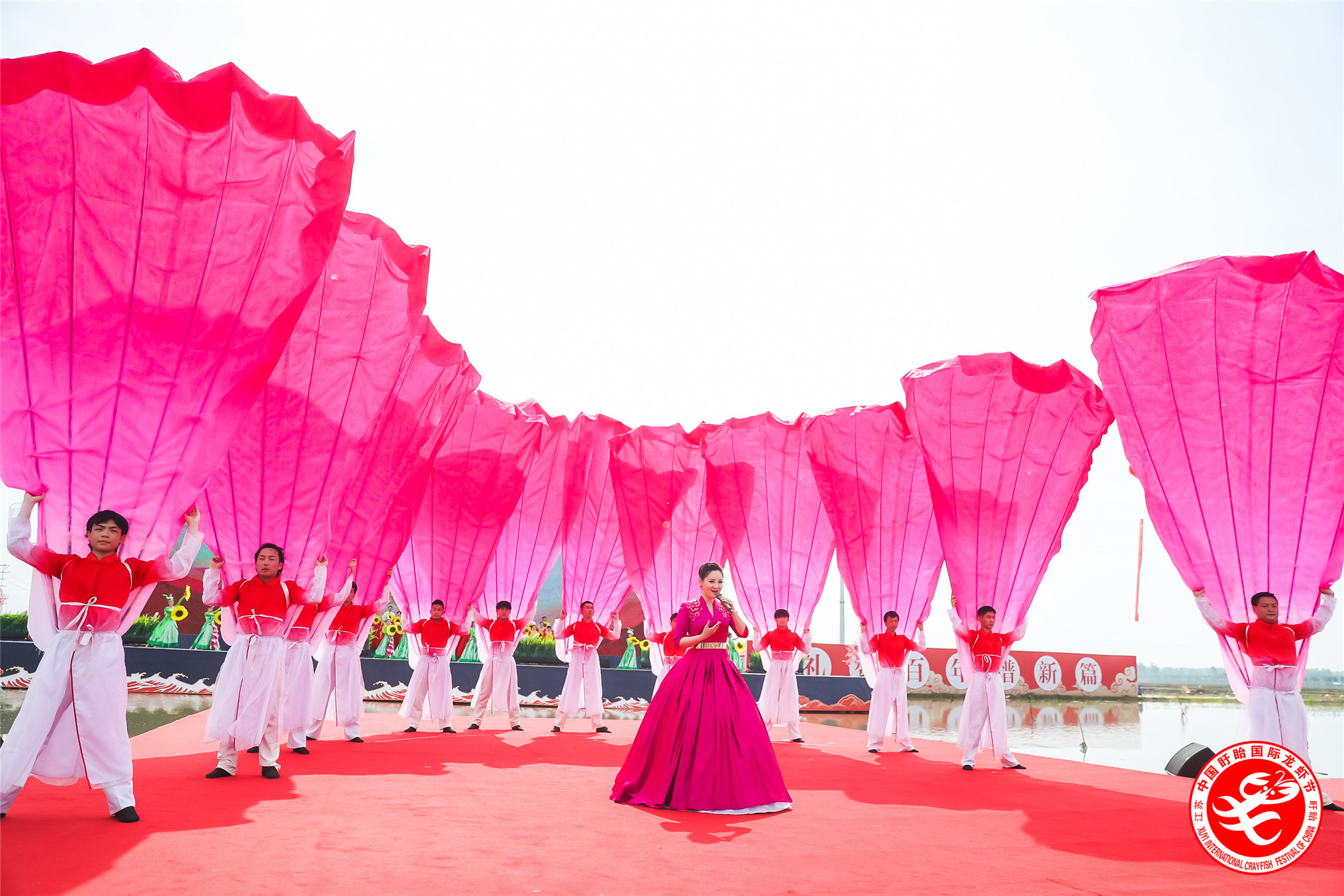1621582951973390.jpg 大型合唱舞蹈在陽(yáng)光燦爛下_副本.jpg